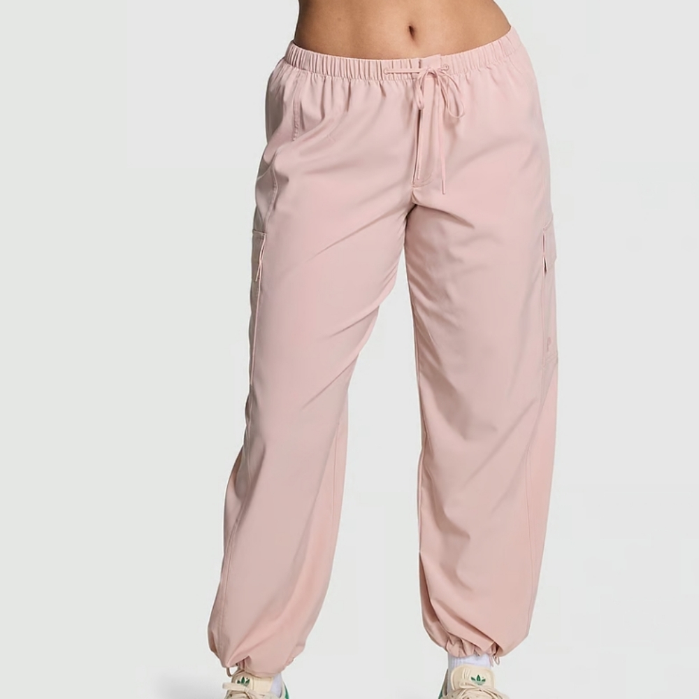 NWT TECH STRETCH CARGO PANTS. XL